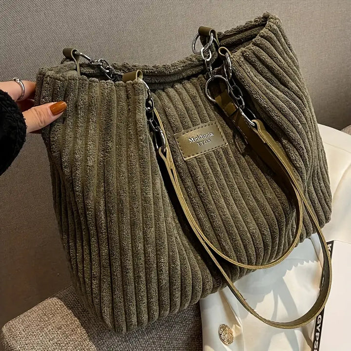 Alvhilde | Soft ribbed bag with stylish metal chain